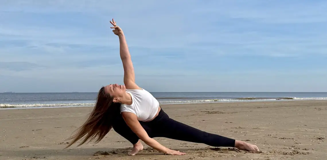 Sarah Yoga am Strand Nordsee
