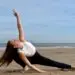 Sarah Yoga am Strand Nordsee