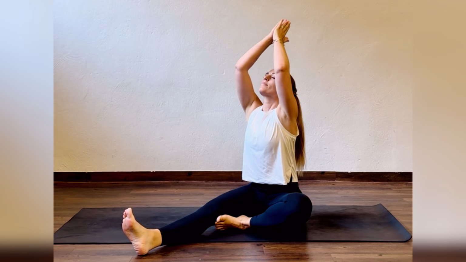 Sarah Frößl praktiziert Yoga auf der Matte