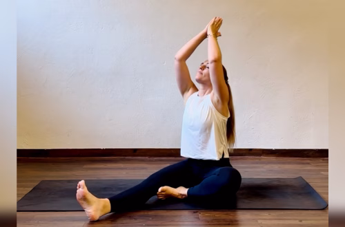 Frau übt Pranayama Atemtechnik im Yoga
