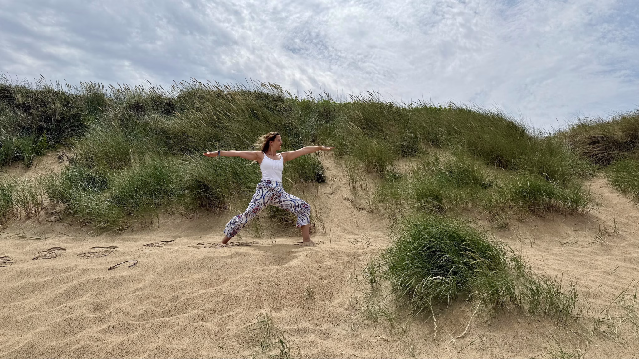 Sarah Frößl bei einer Yogaübung am Strand