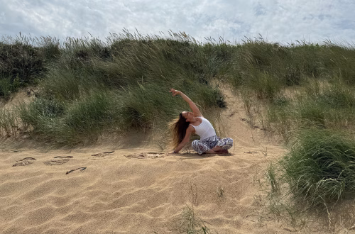 Sarah Frößl praktiziert Yoga im Sand vor einer Düne, friedvolle Atmosphäre in der Natur – Yoga im Alltag, Achtsamkeit und innere Ruhe